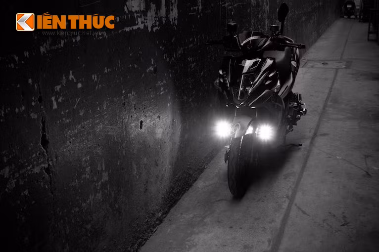 Cặp đèn gắn ở phuộc trước có độ sáng lên tới 3000 lumen, "đánh bật" bóng tối trong những chuyến tour đêm.