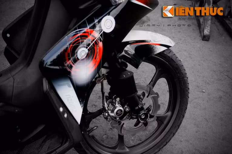 Cận cảnh đĩa Galfer cùng heo Brembo ở phía trước.