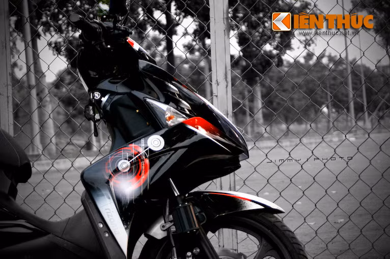 Xe được sơn tem đấu với hoạ tiết giống nhau nhưng màu đối xứng xanh-đỏ ở hai bên thân.