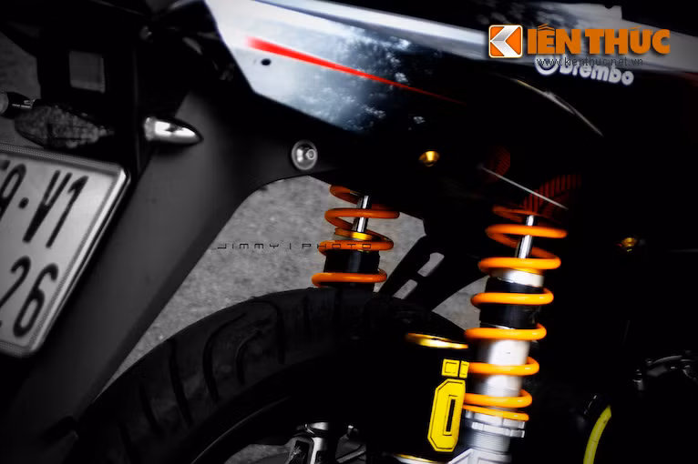 Phuộc sau hiệu Ohlins đẳng cấp kết hợp cùng dàn ốc kiểng.