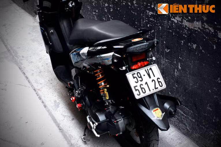 Ở phía sau, chiếc Nouvo này có dàn đèn hậu Rizoma Club S.