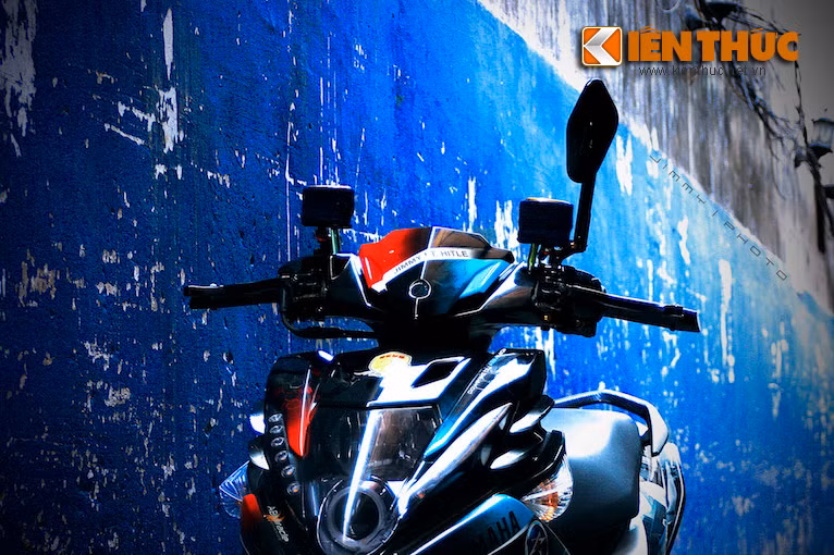 Dàn đèn trước của xe được sơn lại choá.