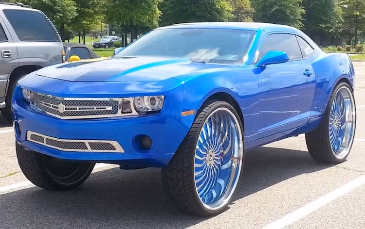 Cũng được "độ" theo phong cách Donk, chiếc Chevrolet Camaro này đã mất đi hoàn toàn khả năng vận hành vốn có của nó.