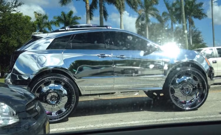 Một chiếc Cadillac SRX "độ" theo phong cách Donk, với mâm "quá khổ" và dán chrome toàn thân gây chói mắt người đi đường.