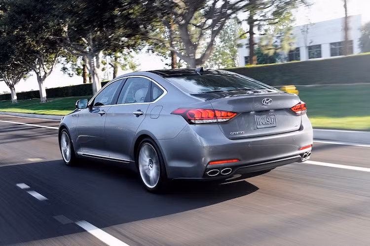 Phiên bản Genesis "xịn" nhất với động cơ 5.0l V8 420 mã lực cũng sẽ có giá đắt hơn tới 2350 USD, với giá khởi điểm là 53.850 USD.