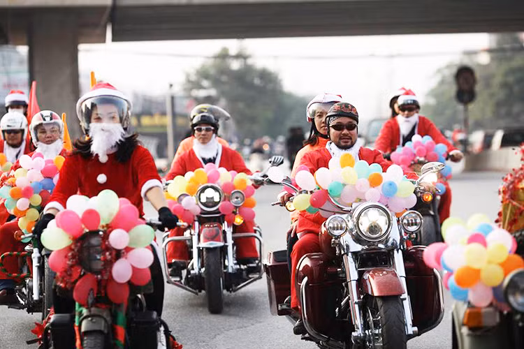 Ngoài CLB BMW Motorrad Hà Nội, cùng ngày đoàn xe gồm những chiếc Harley-Davidson, Honda CBR, Yamaha MT-01, sidecar... cũng đem theo sắc đỏ lễ hội xuống phố tạo nên cảnh tượng đáng chú ý ở Hà Nội.