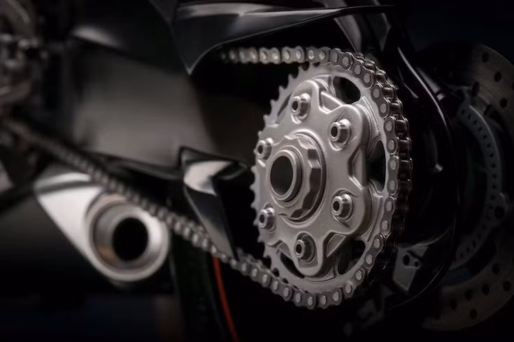 Độ chi tiết được thể hiện tới ngay cả từng mắt xích dẫn tới bánh sau.