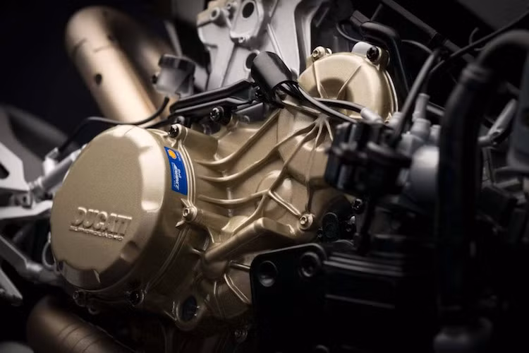 Sự cầu kỳ trong từng chi tiết của Pocher được thể hiện trên nhiều chi tiết nhỏ của chiếc xe, chẳng hạn như động cơ với từng bó dây điện nhỏ và dòng chữ dập nổi trên bưởng côn.