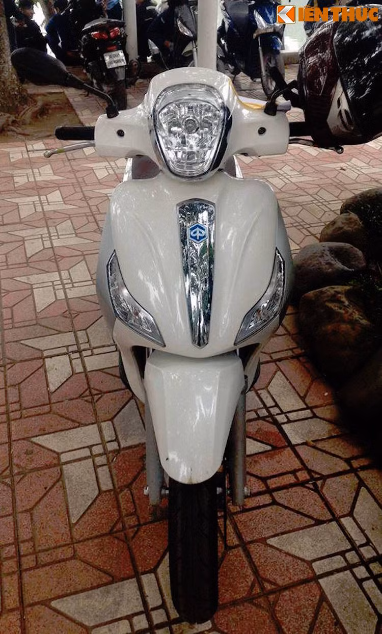 So với Liberty, Medley sở hữu thân xe lớn hơn cùng với những đường nét nổi ấn tượng hơn. Phần đầu xe nổi bật với đèn pha đặt dọc, kéo dài về phía sau và được viền phần dưới bởi một dải chrome mờ tinh tế nhưng khỏe khoắn. Yếm trước xe cũng có cách bố trí các chi tiết tương tự Liberty.