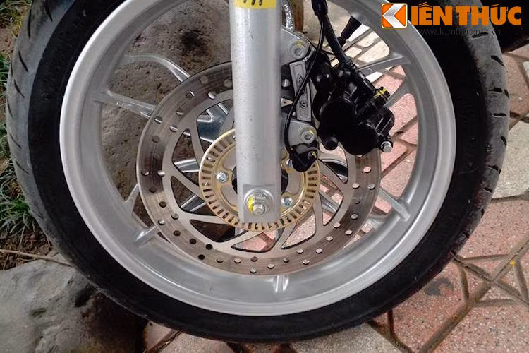 Cận cảnh phanh trước của xe. Hiện chưa rõ đường kính đĩa của Medley, nhưng chắc chắn rằng chiếc xe sẽ được trang bị phanh đĩa ABS ở cả trước và sau.