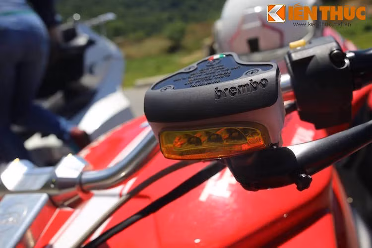 ... Đồng thời, bình dầu này còn được tích hợp thêm cả đèn xi-nhan, khiến cho thiết kế của chiếc xe gọn gàng và ít chi tiết rườm rà hơn.