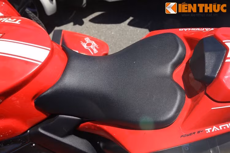 Chiếc xe được thiết kế yên đơn mỏng và tạo thành tư thế ngồi như một chiếc sportbike bình thường, không được thoải mái như trên các dòng xe 3 bánh của Can-Am.