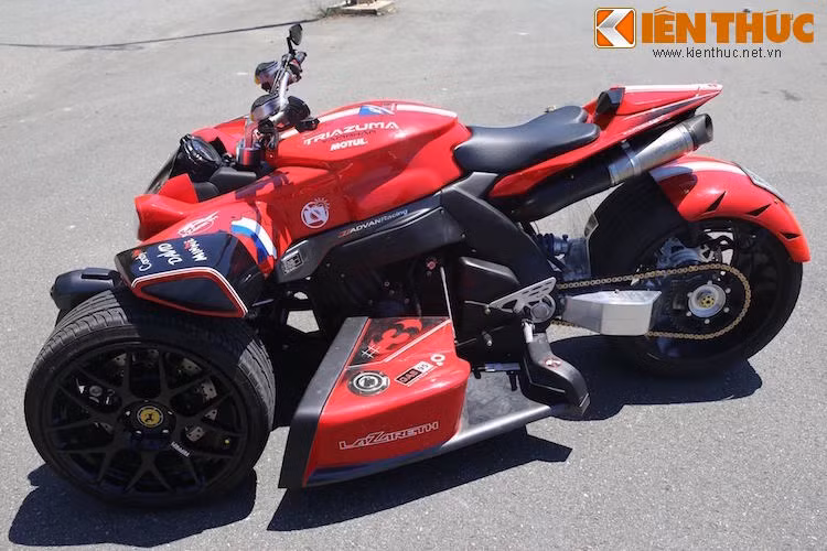 Triazuma có chiều dài tổng thể 2150 mm, rộng 1480 mm và cao 980 mm. Khoảng cách giữa bánh trước và sau của xe là 1500 mm. Đây là chiếc xe duy nhất của hãng độ bánh 315 và củng là chiếc cuối cùng của hãng.