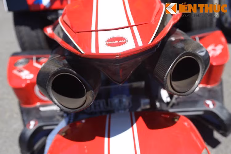 Nằm bên dưới yên là ống xả kép của chiếc xe, đã được chủ nhân thay chụp pô bằng sợi carbon. Đây củng là chiếc duy nhất làm hãng Lazaret đau đầu vì chủ nhân muốn độ bánh sau 315, chính vì vậy hãng xe này đã phải thiết kế lại hoàn toàn bộ kit sau.