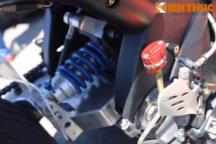 Trong khi nửa trước có thiết kế giống ôtô thì nửa sau của Triazuma lại vẫn giữ nguyên phong cách xe máy với phuộc monoshock. Bình dầu phanh Rizoma gắn ở phía sau cũng thường xuyên được dân "độ" xe lựa chọn tại Việt Nam.