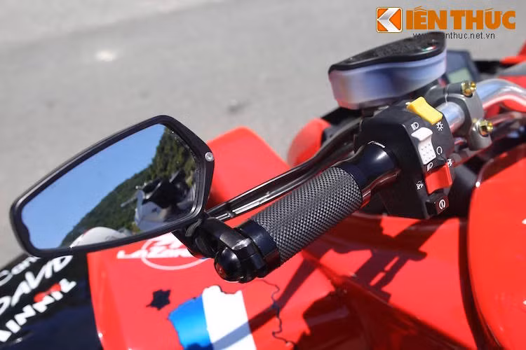 Về Việt Nam, chiếc xe còn được chủ nhân trang bị thêm một số phụ kiện "hàng hiệu" khác như gương bắt gù tay lái, bao tay Rizoma.