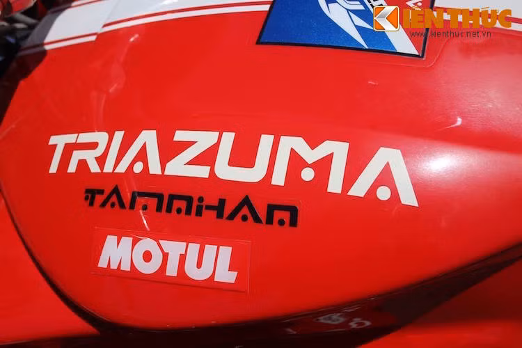 Với bình nhiên liệu cực lớn, kết hợp với những chiếc lốp to bản và trọng lượng tăng thêm lớn hơn so với R1, Triazuma là một mẫu xe hoàn hảo cho những chuyến đi dài.