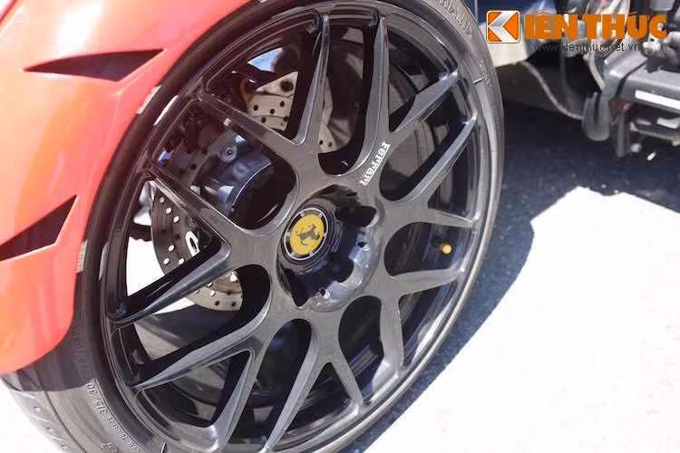 Bánh sau của xe có bản mâm 18 inch lớn hơn, với lốp "siêu rộng" 315/10/R18. Bên cạnh đó xe còn được chủ nhân trang bị thêm cho bộ số lùi giống như ôtô 4 bánh.