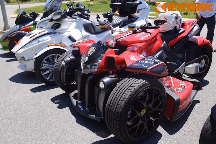  Dựa trên mẫu xe 4 bánh Quadrazuma trước đó, nhà thiết kế Ludovic Lazareth đã tạo ra Triauma để phục vụ cho khách hàng tại Pháp, Mỹ và Ả Rập Xê Út, nơi mà xe 3 bánh được phép lưu hành ngoài đường do chúng vẫn được coi là môtô.