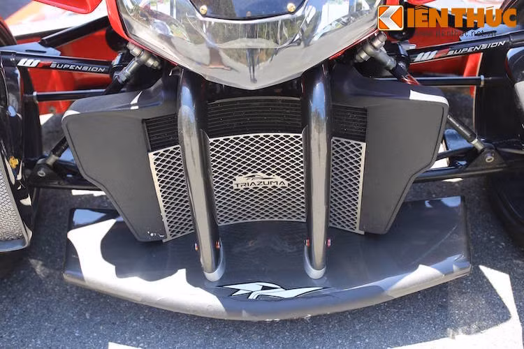 Ở phía trước, chiếc xe có 2 bánh và sử dụng cơ cấu treo dạng lò xo đẩy, tương tự Can-Am Spyder và những chiếc xe ôtô thể thao. Đây là 1 trong 4 chiếc Triazuma có mặt trên thế giới.