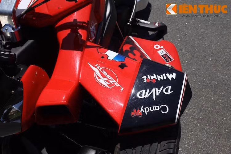 Trong khi đó, phần dè trước của Triazuma là thiết kế riêng của Lazareth, đầy góc cạnh và không "đụng hàng". Bên cạnh dè là những khe hút gió để làm mát phanh và động cơ.