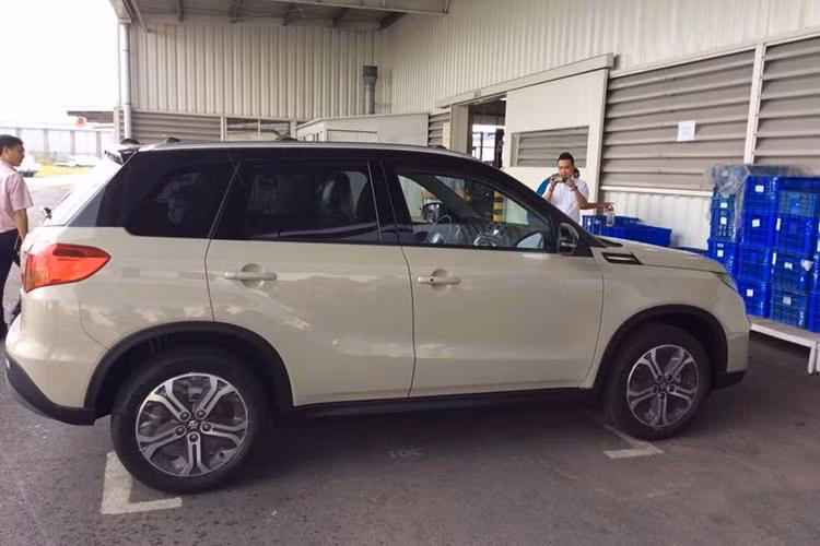 Điều này được thể hiện rõ nhất ở hai bên thân xe, khi Vitara sở hữu thiết kế điển hình theo phong cách Suzuki, với kiểu dáng vừa cứng cáp, vừa trẻ trung, năng động.