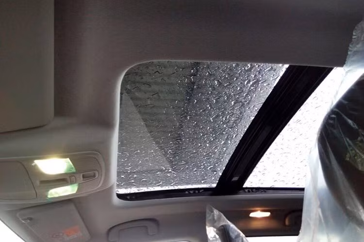 Phiên bản Vitara sắp về Việt Nam được dự đoán còn có thêm tùy chọn cửa sổ trời panorama giống những chiếc xe sang.