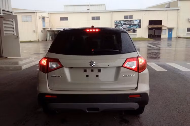 Các đèn pha LED, lưới tản nhiệt 2 thanh ngang lớn, đèn hậu góc cạnh và thân xe 2 tông màu, phân chia từ mui là những đặc điểm làm nên "cá tính" của chiếc xe.