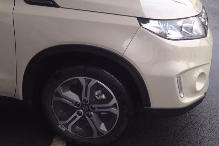 Giống như các phiên bản ở thị trường khác, Vitara ở Việt Nam cũng sở hữu bộ mâm đúc 5 cánh kép với 2 tông màu khỏe khoắn.