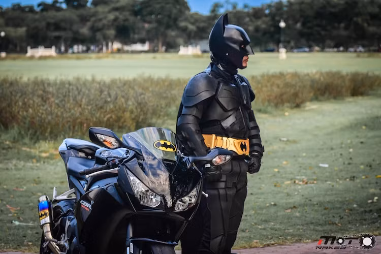 Quay trở lại với chàng biker tại Thái Lan, bộ đồ siêu anh hùng Batman của anh đã được đặt may riêng, mô phỏng chính xác như nhân vật Người Dơi nổi tiếng.