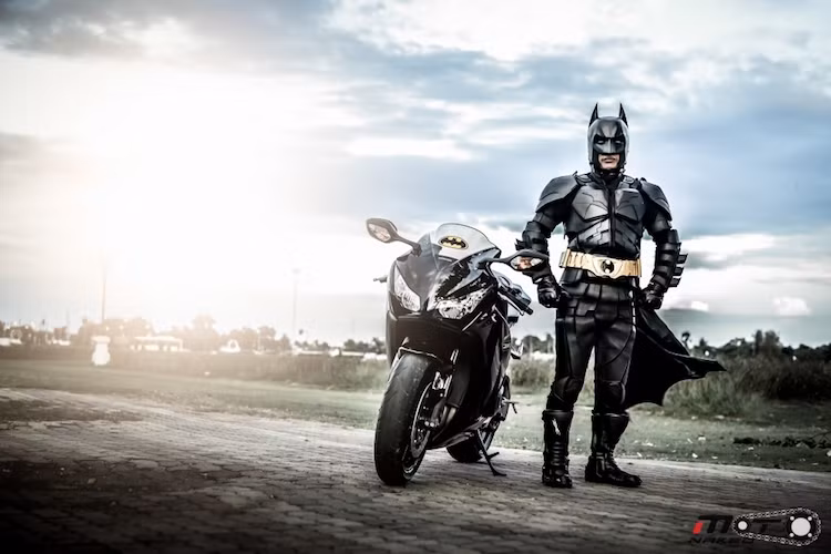 Cùng với chiếc CBR1000RR, biker Thái Lan "cosplay" thành Batman này đã không chỉ giúp đỡ cho cuộc sống của các em nhỏ khó khăn, mà còn đem tới cho các em niềm vui bất ngờ khi được tiếp xúc với "Người Dơi" bước ra từ truyện tranh và phim ảnh.