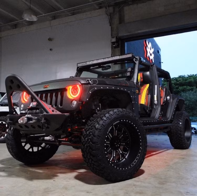 Theo ước tính, chỉ tính riêng tiền độ chiếc xe Jeep này đã khiến Floyd Mayweather mất đi 100.000 USD.