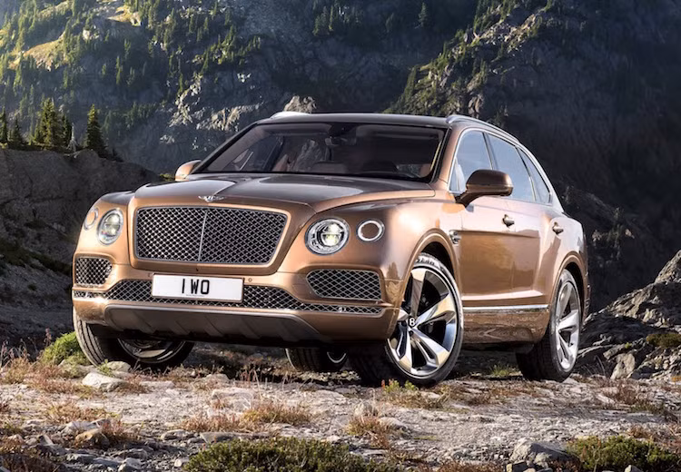 "Chất" Bentley được thể hiện ngay từ phần đầu của Bentayga, với cụm đèn pha tròn kép, lưới tản nhiệt cực lớn và cản trước được thiết kế tương tự các dòng Bentley Continental GT danh tiếng.