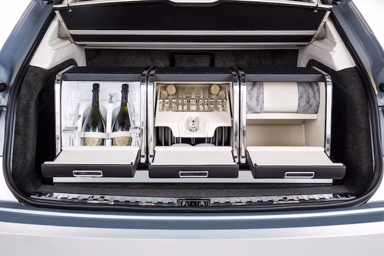 Đặc biệt ở phía sau của xe, khách hàng có thể đặt thêm tuỳ chọn hộp đựng đồ cao cấp dành riêng cho những hành trình dài.