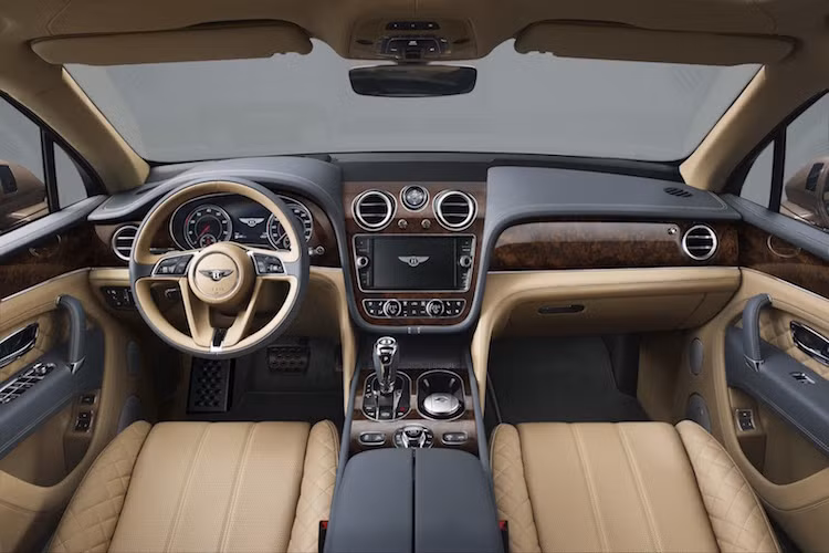 Cách bố trí nội thất của Bentayga khiến mọi người gợi nhớ về Continental GT, với bảng điều khiển trung tâm chia tách táp-lô thành 2 phần. Cabin bọc da cao cấp, cùng những chi tiết gỗ quý sơn mài.