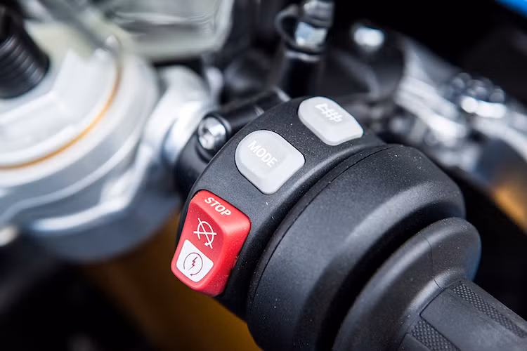 Để thích ứng một cách tốt nhất với mọi điều kiện, phiên bản RR mới trang bị cho mình 3 chế độ lái tiêu chuẩn: Rain, Sport và Race. Nếu mua thêm gói phụ kiện Pro mode tùy chọn, sẽ có thêm 2 chế độ bổ sung bao gồm Slick và User.