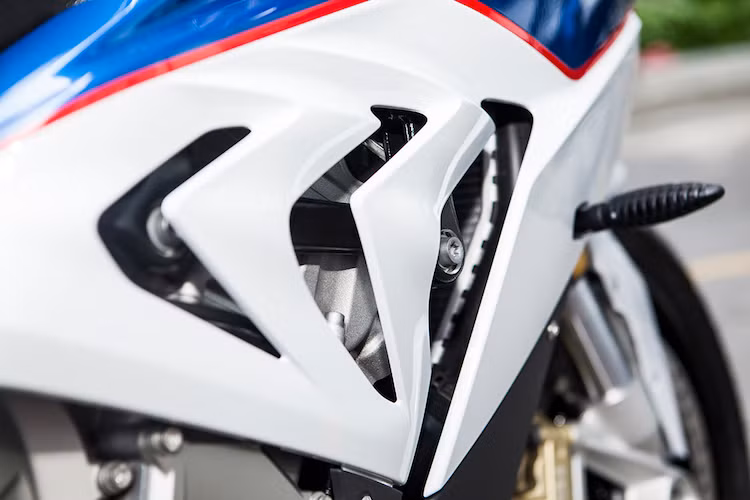 Ở hai bên quây gió trước, những khe tản nhiệt "mang cá mập" - một nét đặc trưng khác của S1000RR cũng có sự thay đổi nhẹ.