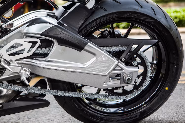 Ngoài ra, trọng lượng của xe cũng được giảm xuống còn 204 kg (tính khi bình nhiên liệu đã được đổ đầy) - thấp hơn 4 kg so với bản 2014.