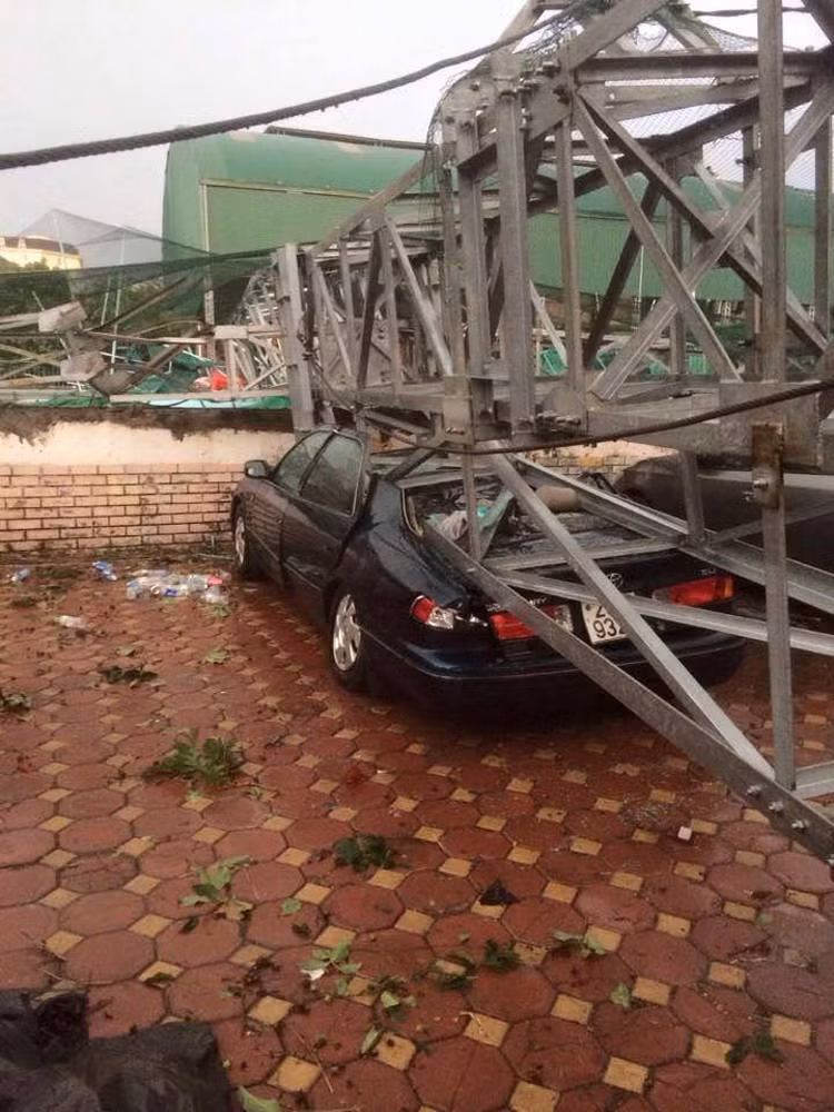 Gió lớn cũng đã đánh đổ nhiều công trình xây dựng. Ở đây là một chiếc Camry bị dàn thép đè bẹp...