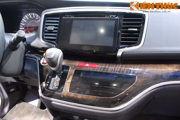 Nằm chính giữa bảng táp-lô là cụm điều khiển trung tâm với hệ thống thông tin giải trí màn hình cảm ứng, cần số và đặc biệt là cụm nút điều khiển cảm ứng hoàn toàn.