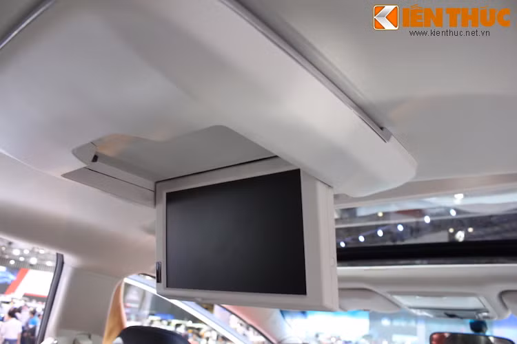 Bù lại, chiếc Odyssey tại Việt Nam có màn hình giải trí treo trần cho các hành khách phía sau.