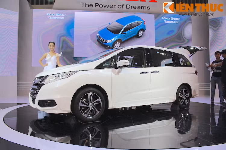  Phiên bản MPV Odyssey được Honda Việt Nam trưng bày tại triển lãm VMS 2015 thuộc thế hệ thứ 4 của dòng MPV hạng sang này, và là phiên bản toàn cầu.
