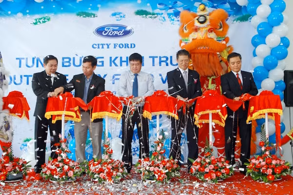 Lap ky luc ban hang, Ford mo them dai ly phia Nam-Hinh-2