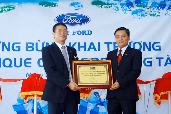 Lap ky luc ban hang, Ford mo them dai ly phia Nam-Hinh-3