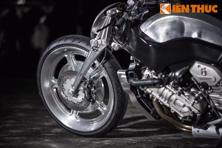 Điểm nổi bật trên Ken’s Factory Special đó là hàng loạt các chi tiết CNC từ nhôm, trong đó nổi bật là cặp bánh CNC 23 inch phía trước và 20 inch phía sau.