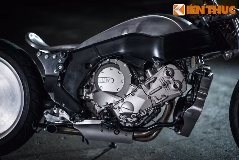 Động cơ 1649 cc 6 xi-lanh thẳng hàng của K1600 GTL được giữ nguyên, với ống xả cắt ngắn.