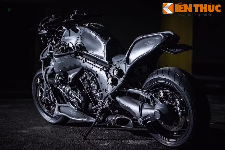 Cùng với màu sơn xám đậm, vẻ "lì lợm" và đầy "nguy hiểm" của chiếc xe lại càng tăng thêm.