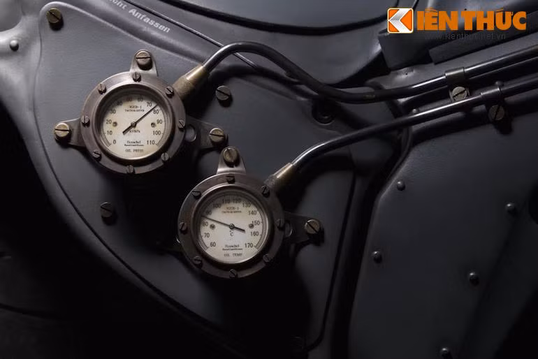 Các đồng hồ chỉ báo có vỏ bằng nhôm và bắt vít theo phong cách steampunk.