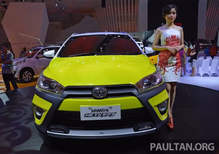 Phần đầu xe có đèn pha không thay đổi so với Yaris thường, nhưng cản trước đã được thiết kế lại với những tấm ốp nhựa khoẻ khoắn.