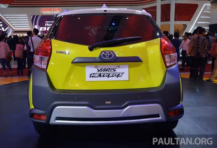 Ở phía sau, Yaris Haykers cũng nổi bật với cản sau ốp nhựa đen phong cách SUV "hầm hố".
